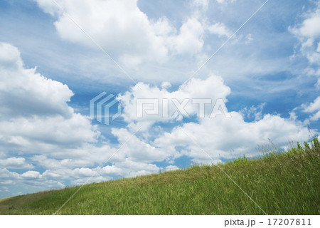 夏の空と土手 17207811