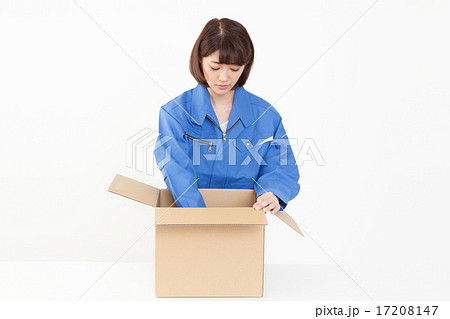 梱包作業する若い女性 17208147
