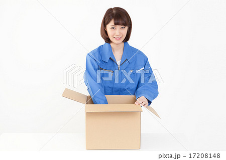 梱包作業する若い女性 梱包作業する若い女性 17208148