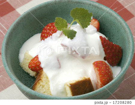 苺とカステラのクリームかけ 17208280