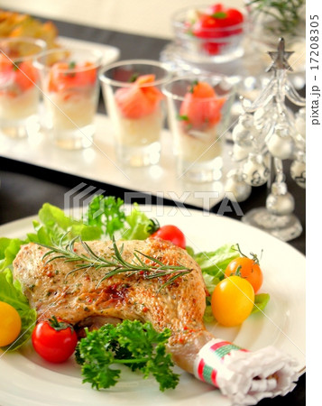 クリスマスパーティーのテーブル 黒背景(縦位置) クリスマスパーティーのテーブル 黒背景(縦位置) 17208305