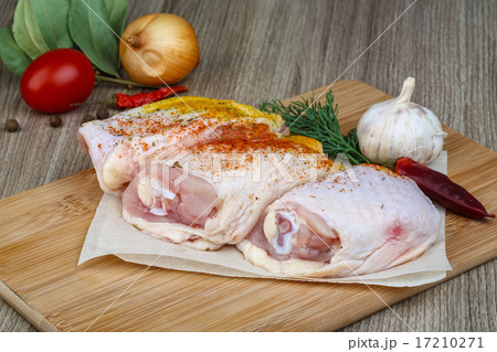 Raw chicken thighs 17210271