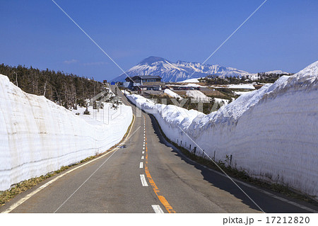 八幡平アスピーテラインの雪の回廊　遠くに岩手山　秋田県～岩手県 17212820