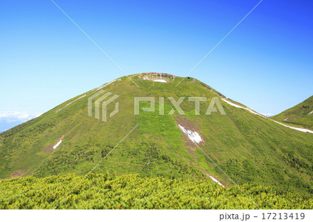 小岳から望む夏の八甲田大岳　青森県青森市 17213419