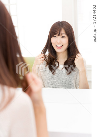 ヘアセットをする女性 17214402
