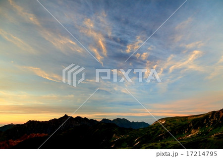 北アルプス・三俣蓮華岳から見る朝焼け雲と槍・穂高連峰 17214795