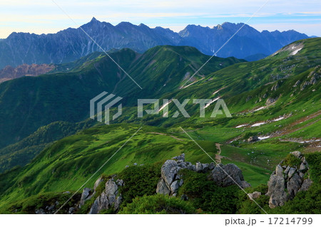 三俣蓮華岳から見るカールと槍・穂高連峰 17214799