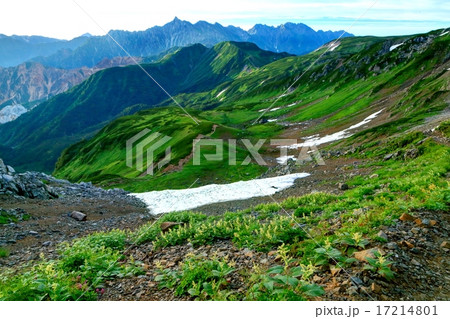北アルプス・三俣蓮華岳のカールと槍・穂高連峰 北アルプス・三俣蓮華岳のカールと槍・穂高連峰 17214801