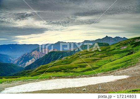 北アルプス。三俣蓮華岳稜線から槍ヶ岳 17214803