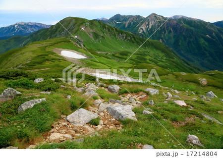 北アルプス・双六岳稜線から三俣蓮華岳と鷲羽岳・水晶岳・薬師岳など 17214804