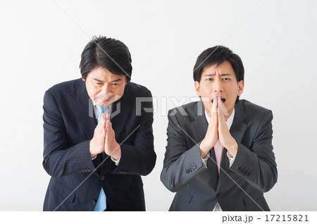謝罪するビジネスマン 17215821