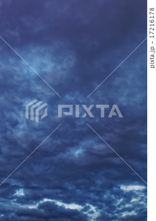 Dark sky with gloomy storm clouds. 17216178