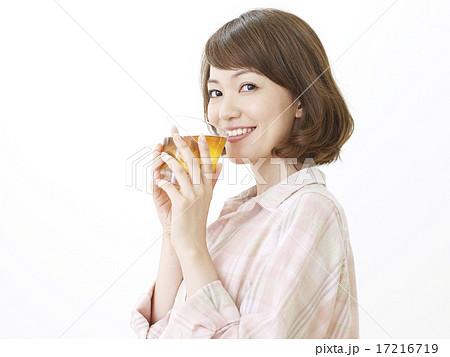アイスティーを飲む女性 アイスティーを飲む女性 17216719