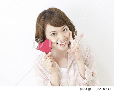 ハートを持つ女性 ハートを持つ女性 17216731