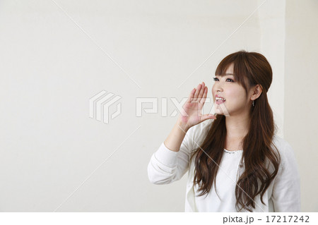 応援する若い女性 17217242