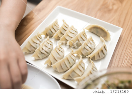 餃子作り 17218169
