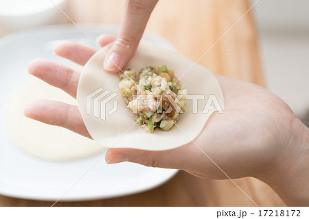 餃子作り 17218172