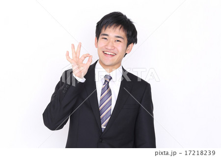 ガッツポーズをするスーツを着た若い男性 17218239