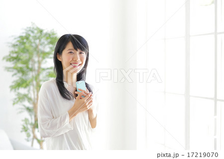 スマートフォンと女性 スマートフォンと女性 17219070