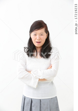 悩む中年女性 悩む中年女性 17219233