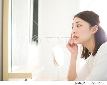 美容・鏡を見る若い女性 美容・鏡を見る若い女性 17219409