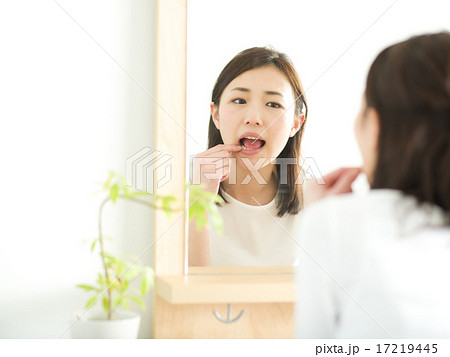 デンタルケア・オーラルケア・若い女性 17219445