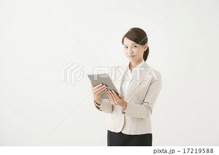 タブレットPCを持つ女性 タブレットPCを持つ女性 17219588