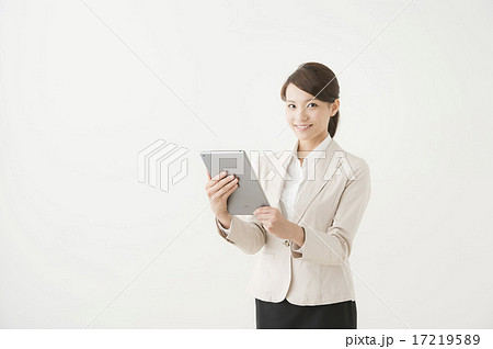 タブレットPCを持つ女性 17219589