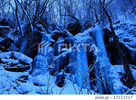 青森県十和田 奥入瀬渓流 馬門岩の氷柱 青森県十和田 奥入瀬渓流 馬門岩の氷柱 17221517