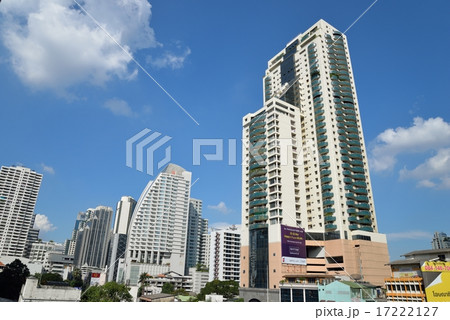 タイ・バンコクのアソーク通りの高層ホテル街 17222127