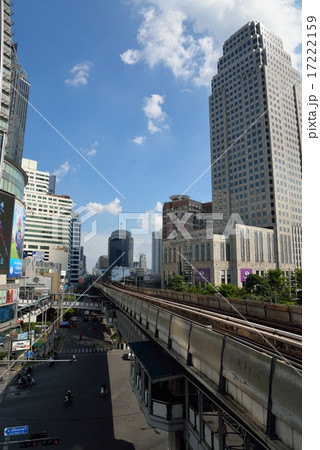 タイ・バンコクのスクムビット通りの高層ビルと線路 17222159