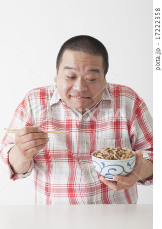 食事を摂る中年男性 食事を摂る中年男性 17222358