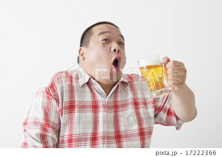 食事を摂る中年男性 食事を摂る中年男性 17222366