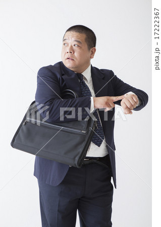 スーツを着た中年男性 17222367