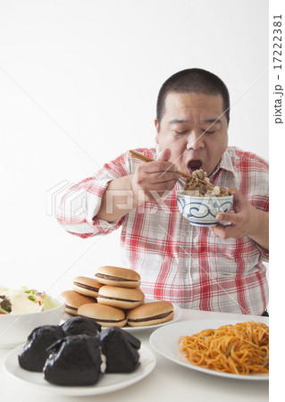 食事を摂る中年男性 食事を摂る中年男性 17222381