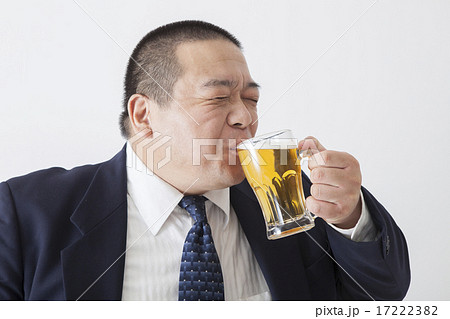 スーツを着た中年男性 17222382