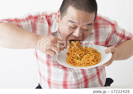 食事を摂る中年男性 17222426