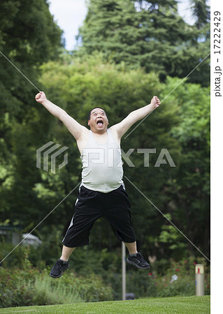 公園で運動する中年男性 公園で運動する中年男性 17222429