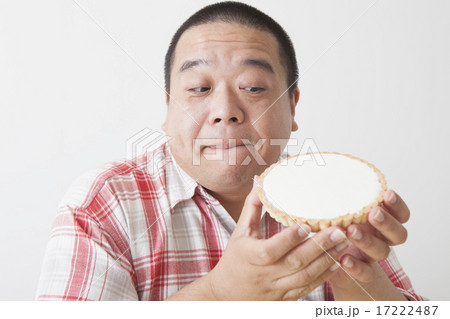 食事を摂る中年男性 17222487