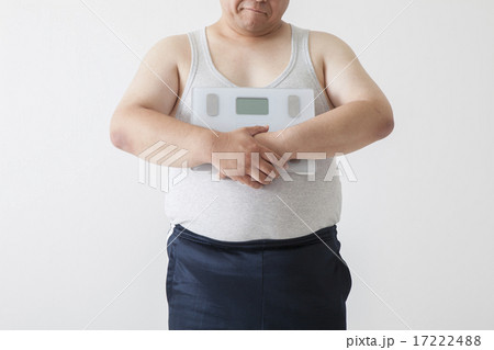 お腹がきになる中年男性 お腹がきになる中年男性 17222488