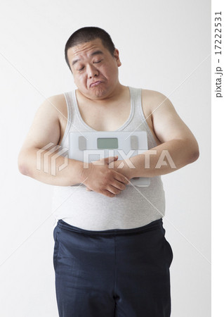 お腹がきになる中年男性 17222531