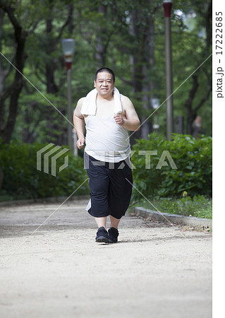 公園で運動する中年男性 17222685