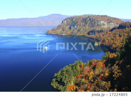 秋の十和田湖と遊覧船 17224805