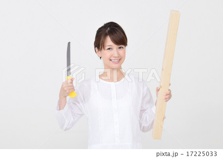 ノコギリと角材をもつ女性 ノコギリと角材をもつ女性 17225033