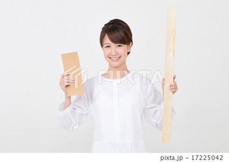 ヤスリと角材を持つ女性 ヤスリと角材を持つ女性 17225042