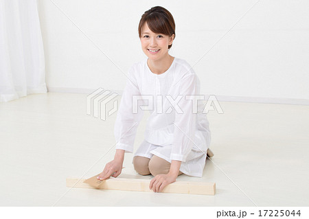 角材にヤスリをかける女性 17225044