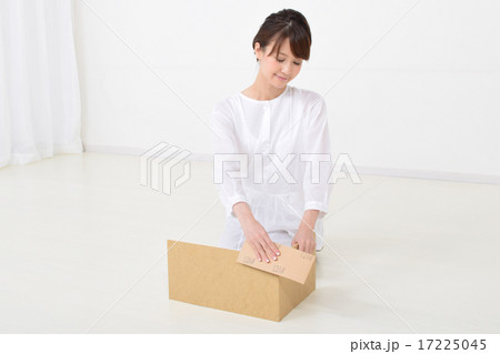 木材にヤスリをかける女性 17225045