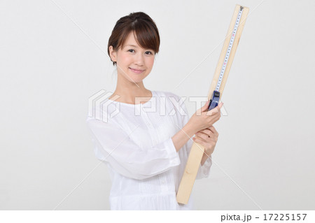 スケールで角材を測る女性 17225157