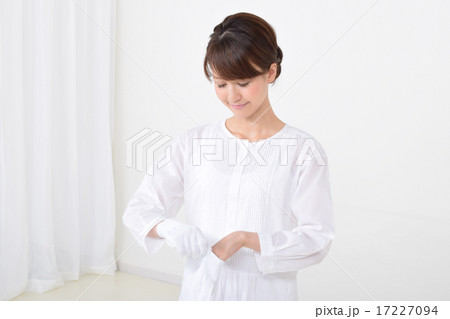 軍手を手につける女性 17227094