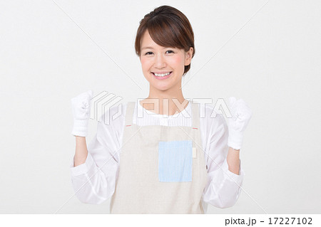 軍手をしたエプロンの女性 17227102